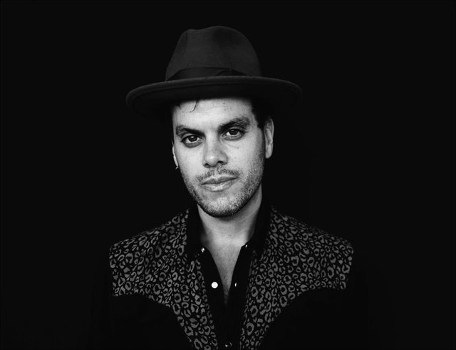 Líberti canta desde la valla de Melilla a la infancia víctima de la inmigración