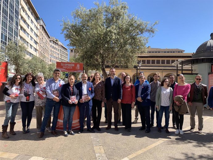 28A.- Hila Y Bonet Piden El Voto Socialista En El Mercado Del Olivar "Para No Volver Atrás 40 Años"