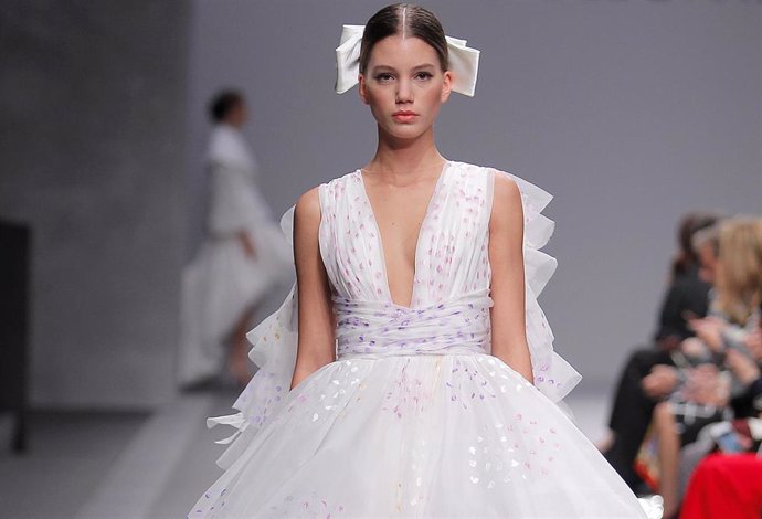 Isabel Sanchís presenta su colección en la Valmont Bridal Fashion Week Barcelona
