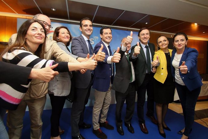 El presidente del PP-A, Juanma Moreno, participa en un desayuno con mayores en Almería 