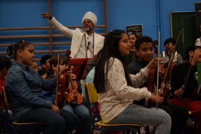 Carlinhos Brown reivindica el poder de "cohesión" de la música bailando en un multirracial colegio madrileño