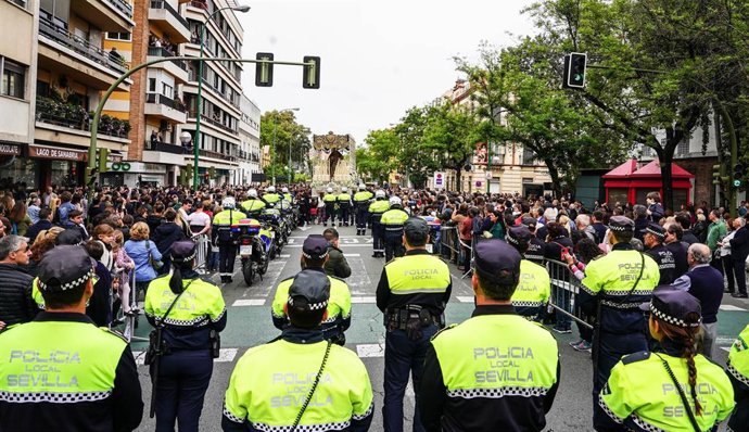 Semana Santa Sevilla 2019. Policia Local rinde honores a la Virgen de la Concepción. Hermandad de la Trinidad