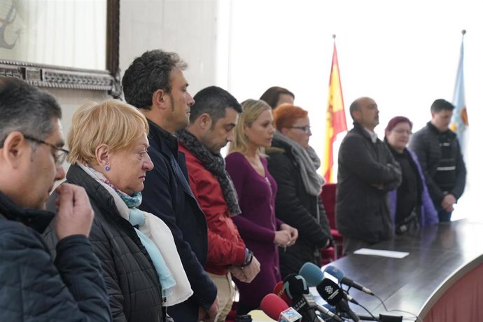 El Ayuntamiento de Pontecesures (Pontevedra) guarda un minuto de silencio por la muerte de una pareja de gallegos en Sry Lanka 