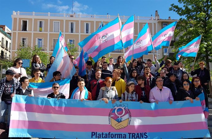 Activistas trans de toda España se concentran en Madrid para exigir una ley que proteja la libertad de identidad sexual