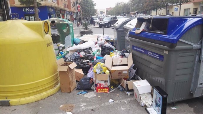 Almería.-Los trabajadores de recogida de basura levantan la huelga en Roquetas tras alcanzar un acuerdo con la empresa