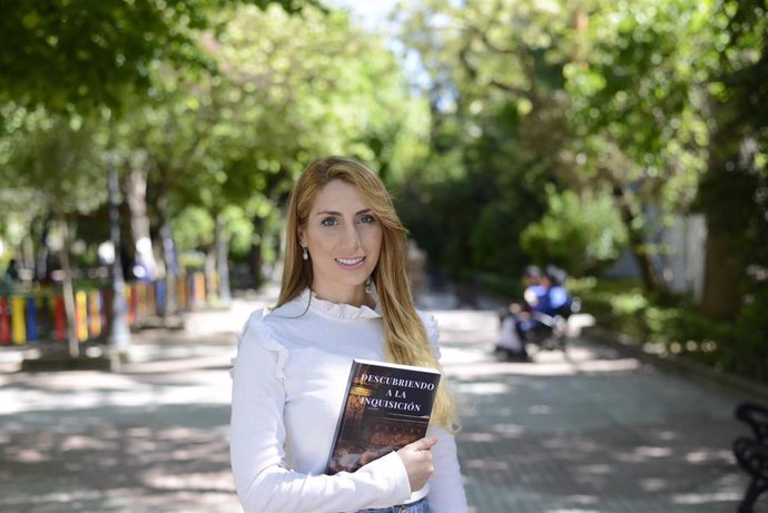 Beatriz Maestro presenta en la Feria del Libro de Cáceres una novela que desmiente la "leyenda negra" de la Inquisición