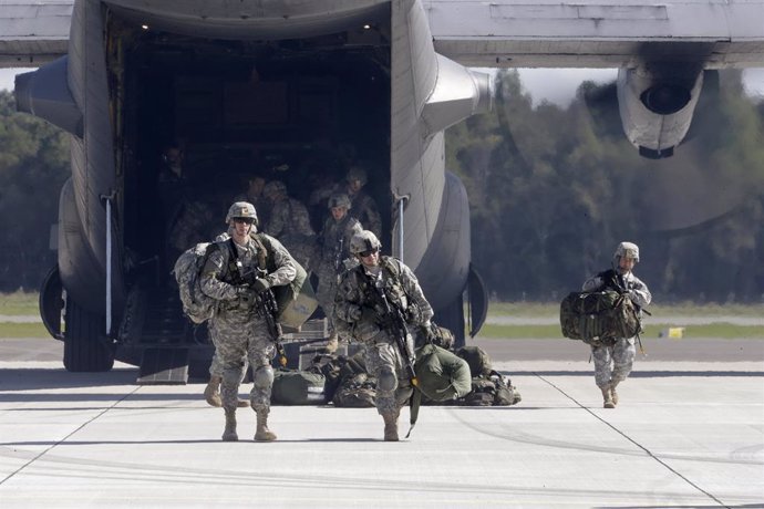 Militares americanos bajan de un avión de combate