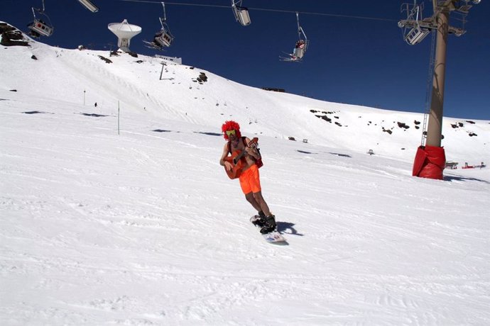 Granada.- Turismo.- Más de 500 esquiadores participan en la bajada en bañador de Sierra Nevada