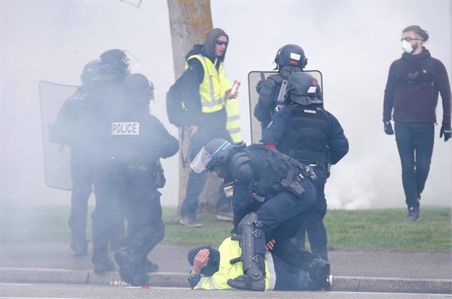 Francia.- Varios heridos en enfrentamientos entre policías y "chalecos amarillos" en Estrasburgo