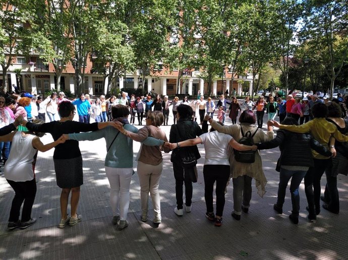 Los bailes en la plaza Fermín Gurbindo marcan el ritmo de la convivencia por el Día Mundial de la Danza