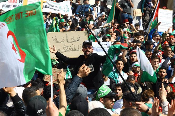Argelia.- Cientos de argelinos exigen la dimisión del régimen entero para dar paso a una regeneración democrática