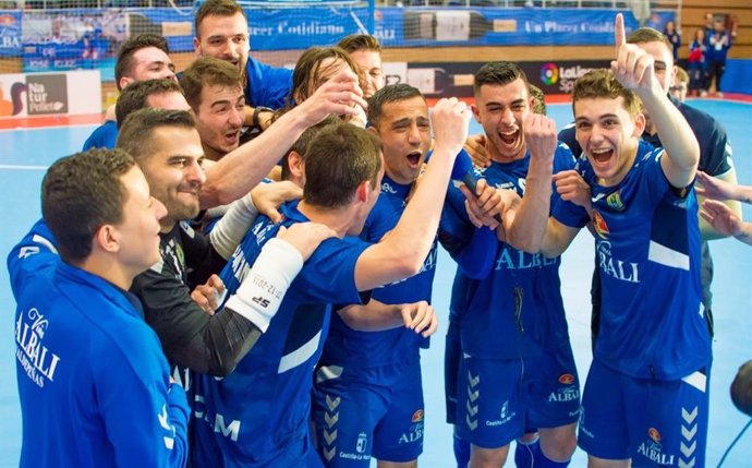 Los jugadores del Viña Albali Valdepeñas celebran una victoria.