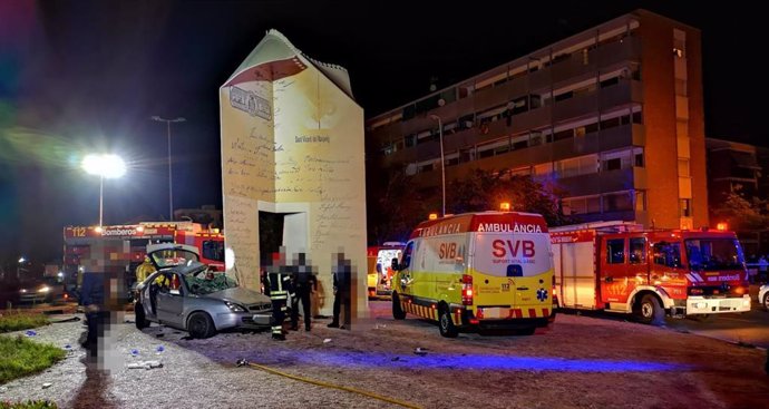 Alicante.- Sucesos.- Tres hombres heridos al estrellar un coche contra una escultura en Sant Vicent del Raspeig