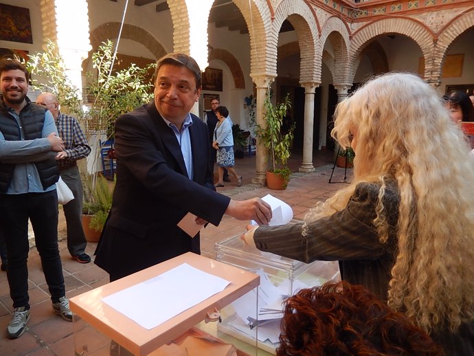Luis Planas vota en Córdoba