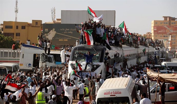 Sudán.- El líder de la junta de Sudán promete no usar la fuerza contra los manifestantes y entregar el poder