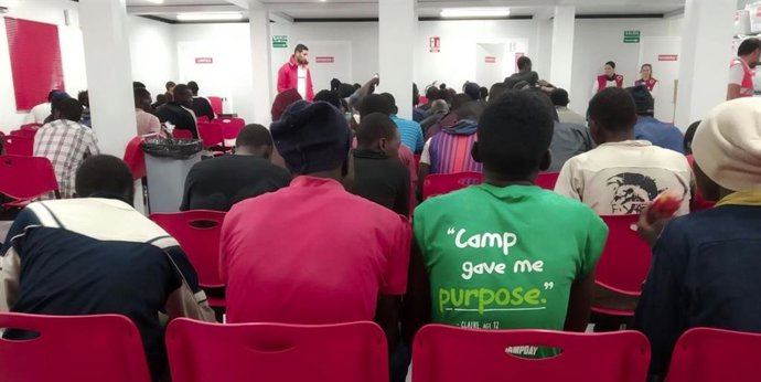 Málaga.- Sucesos.- Trasladadas a puerto 54 personas rescatadas de una patera