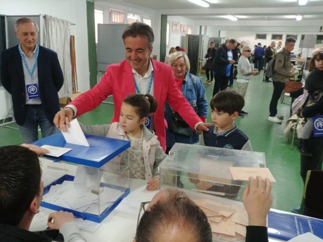 Diego Movellán votando
