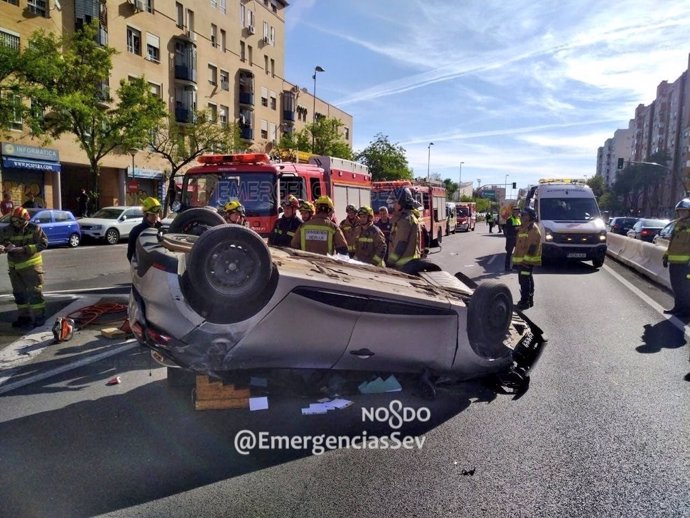 Sevilla.- Sucesos.- Rescatan a un conductor de 34 años del interior de su vehículo accidentado en Pino Montano