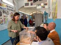 Armengol vota en el centro de Palma y pide la "movilización máxima"