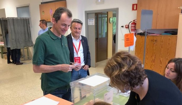 28A.- Pedro Duque Vota En La Localidad Alicantina De Jávea