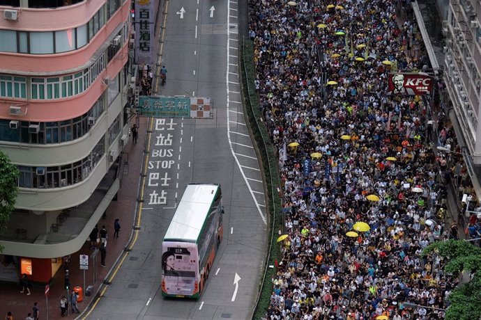 China.- Miles de personas protestan en Hong Kong contra la propuesta de ley de extradición a China