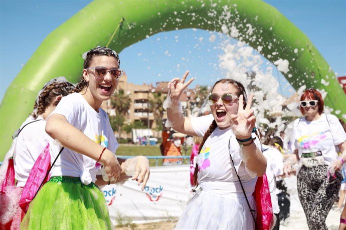 Unos 3.000 valencianos disfrutan de la fiesta del color de la Holi Life