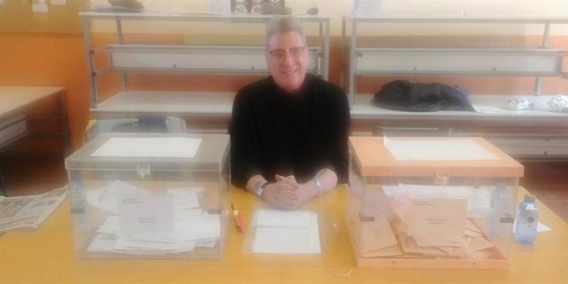 28A.- El Cantante Loquillo, Presidente De Una Mesa Electoral