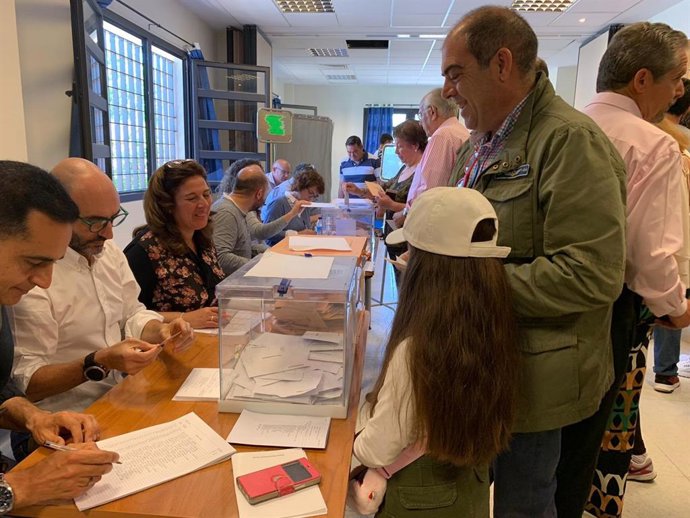 28A.- Lorenzo Amor (ATA) Vota Y Anima A Ejercer El Derecho Para "Decidir Lo Mejor Para El País"