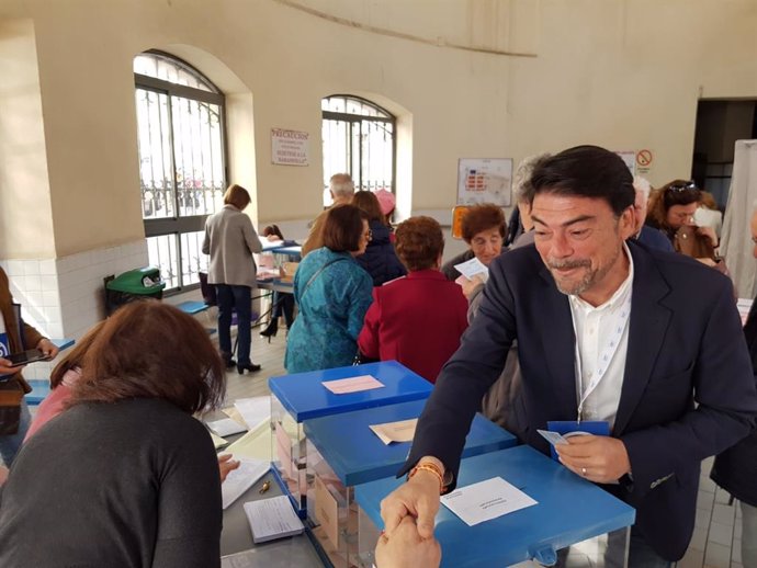 Luis Barcala destaca la normalidad en la que se están desarrollando las votaciones en Alicante