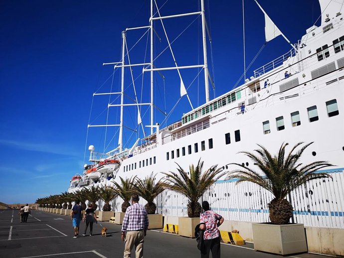 Almería.- Puertos.- El velero Wind Surf se convierte en un atractivo en el puerto