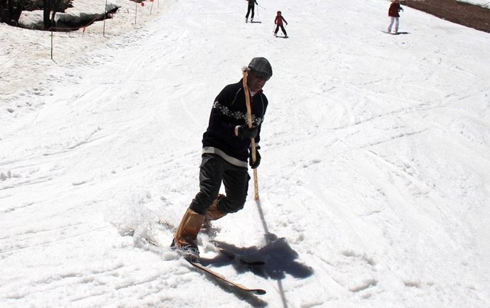 Granada.- Turismo.- El descenso en trajes de época cierra el programa de actividades primaverales de Sierra Nevada