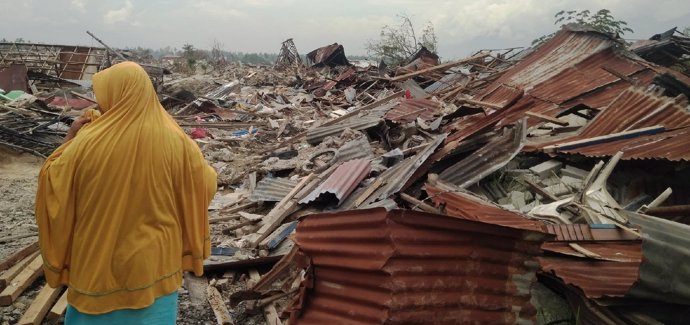 Destrozos tras el tsunami de Indonesia