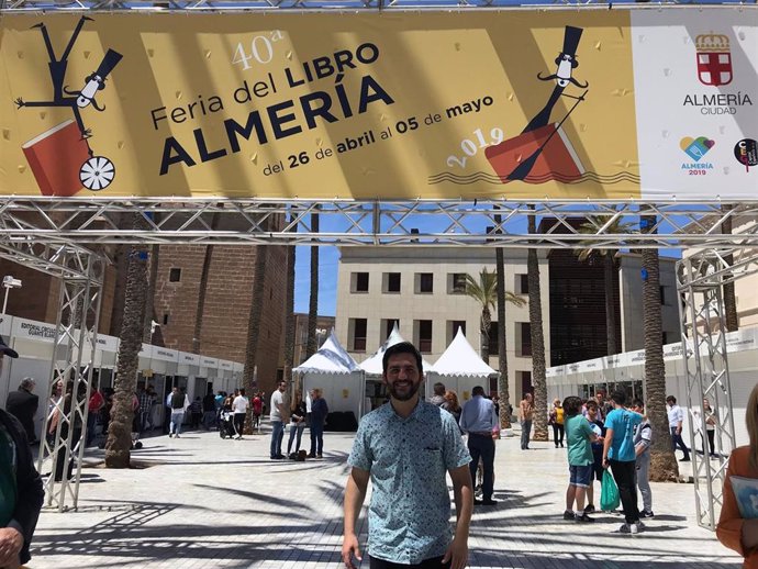 Almería.- Fran Perea congrega a seguidores para presentar su obra 'Viaja la palabra' en la Feria del Libro