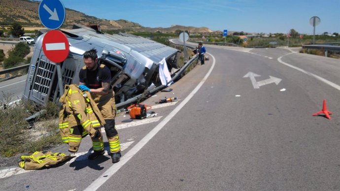 Sucesos.- Herido el conductor de un camión que ha volcado en la A-7 a la altura de Alhama de Murcia