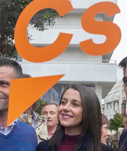 En Jerez de la Frontera (Cádiz), la portavoz nacional de Ciudadanos (Cs) y líder del partido en Cataluña, Inés Arrimadas, y el candidato de Cs a la Presidencia de la Junta, Juan Marín, dan un paseo con afiliados antes de atender a los medios.