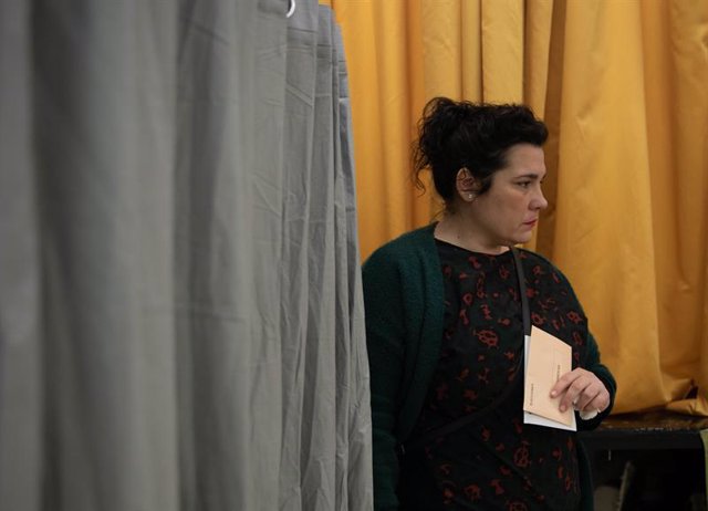 Mujer votando