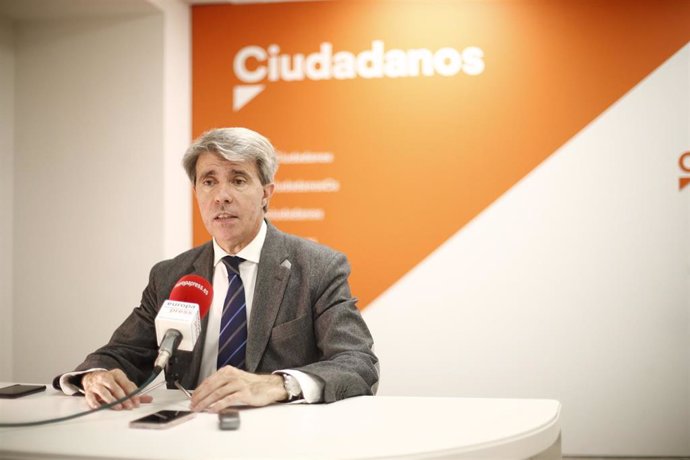 El expresidente de la Comunidad de Madrid, Ángel Garrido, posa en la sede de su nuevo partido, Ciudadanos