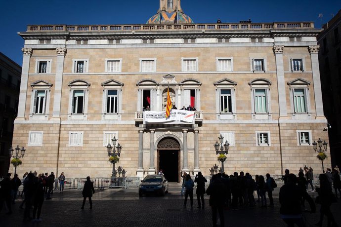 28A.- L'Executiu de Colau creu que el Govern no facilita un "debat ser" amb la seva pancarta