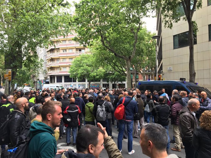 Uns 200 treballadors de Nissan Barcelona es concentren davant la seu de Treball