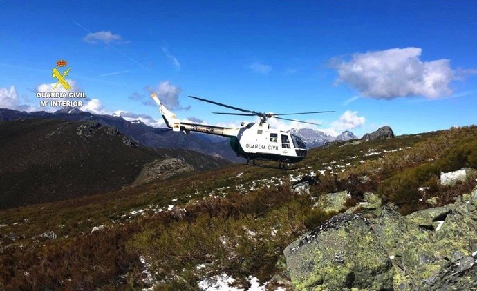 Sucesos.- Rescatan a un senderista que sufrió calambres que le impedían continuar la marcha en el Pico Val Gran (León)