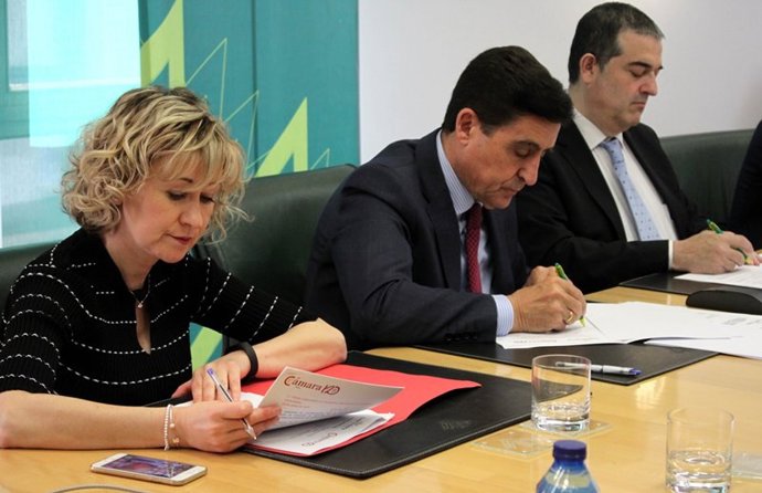 Foto mía. De izd a dcha, la directora de Caja Rural Nuria Sánchez, Carlos Martínez y Alberto Santamaría.