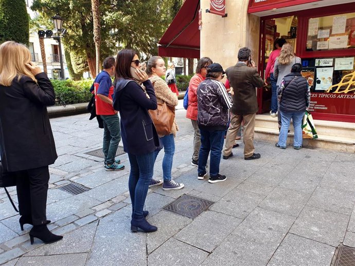 Los salmantinos se echan a la calle para celebrar su tradicional 'Lunes de aguas'