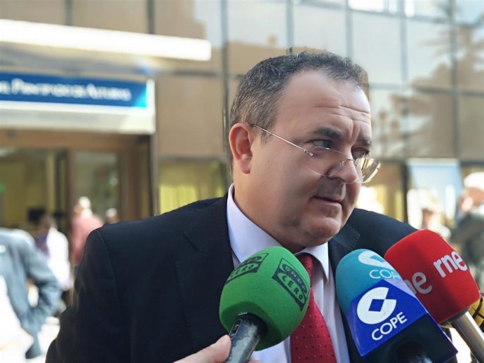 El consejero de Empleo, Industria y Turismo  Isaac Pola, atiende a los medios en Oviedo