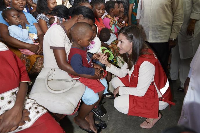 La Reina Letizia, de la bata al chaleco de cooperante en su viaje a Mozambique