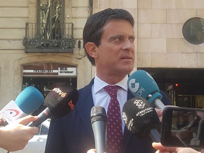 Valls asegura que fue "un error" de Rivera fotografiarse con Vox y que Cs debería combatirles "en primera fila"