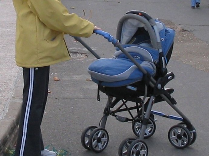Un carrito de bebé