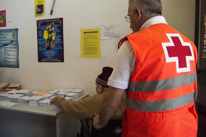 Córdoba.- 28A.- Cruz Roja acompaña a votar a una treintena de personas mayores solas o con movilidad reducida