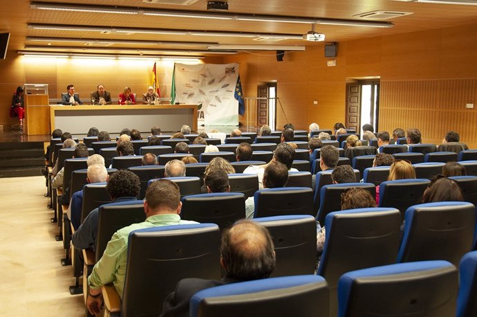 Los ayuntamientos de la provincia de Cáceres firman los convenios del Plan Activa II por 17 millones de euros