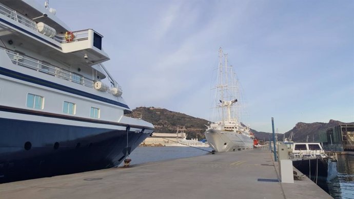 El velero 'Wind Surf', uno de los cruceros Premium que visita Cartagena esta temporada, atraca junto a Seadream