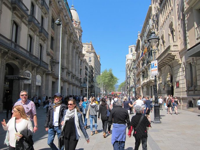 Els catalans puntuen amb un 6,03 els seus governs municipals, segons una enquesta de l'ACM